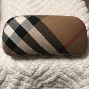 🕶 Burberry Nova Check Clamshell Glasses Case 🕶